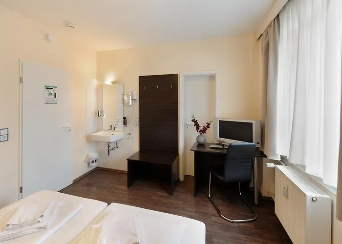 Fair Frankfurt - Europaallee Messe 3*