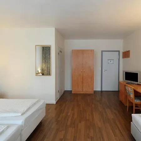 Fair Frankfurt - Europaallee Messe 3*