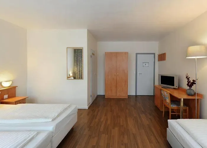 Fair Frankfurt - Europaallee Messe 3*